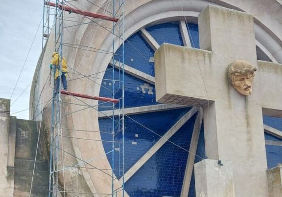 Comenzó la restauración del portal del Cementerio de Saldungaray, obra de Salamone