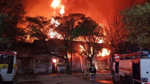 Un voraz incendio destruyó completamente una carpintería en Bahía Blanca