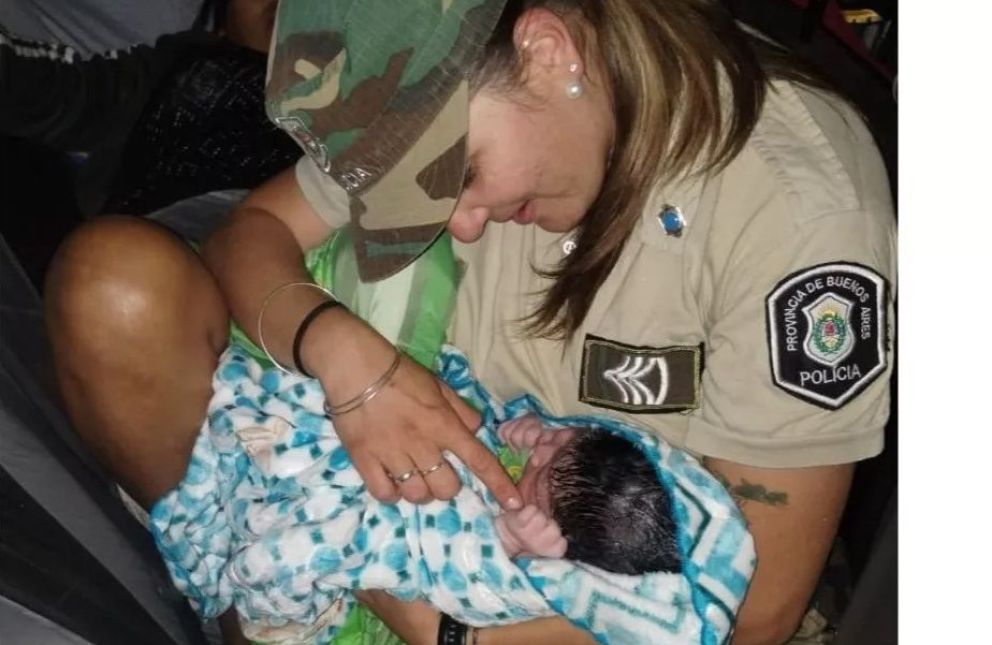 Mujeres policías de Tres Arroyos y Punta Alta asistieron un parto en la ruta