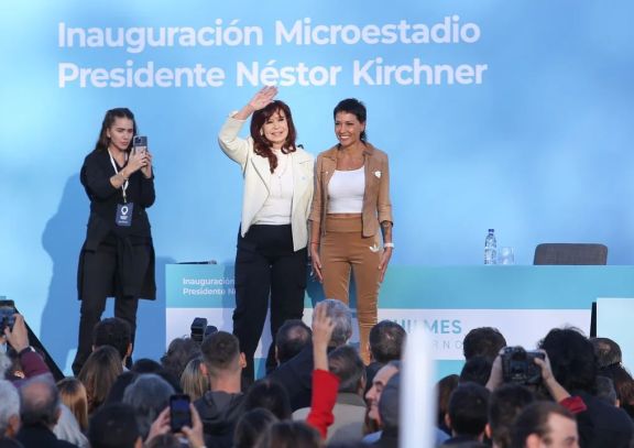 Cristina reapareció en Quilmes con críticas a Milei: "La gente se caga de hambre