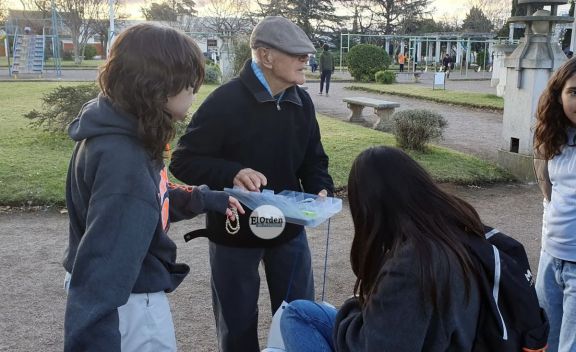 Alberto tiene 92 años y vende sus pulseras en la Plaza Pringles