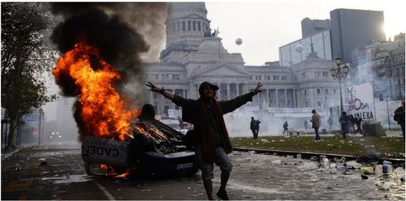 Ley Bases: los manifestantes atacaron con piedrazos y bombas molotov y prendieron fuego un auto