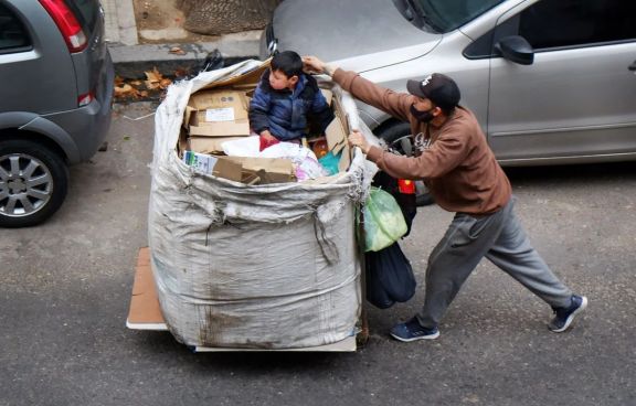 Una familia necesitó $ 939.886 en agosto para no ser pobre, informó el Indec