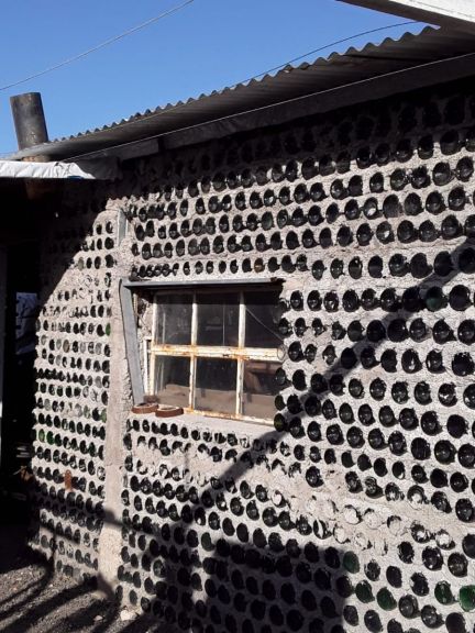 En Indio Rico: construyeron su casa con botellas de vidrio