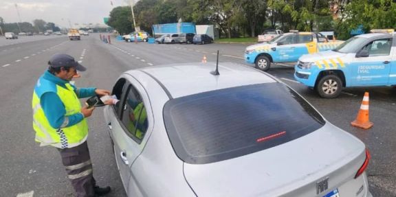 Cuál es el trámite que reemplaza a la tarjeta azul y permite que otra persona conduzca el auto