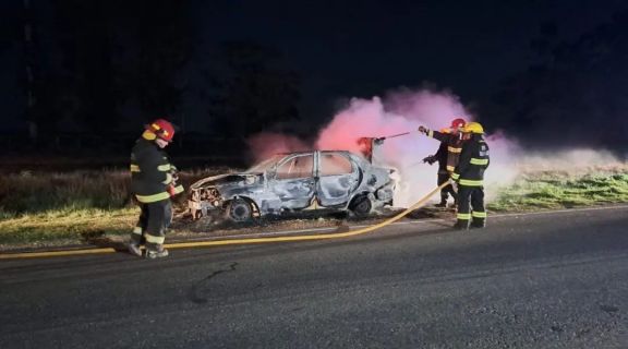 Un auto se prendió fuego cuando circulaba por la ruta 51