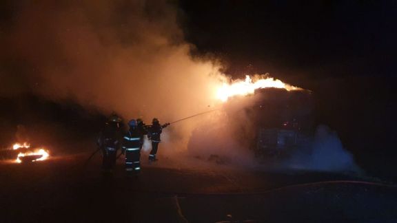 Un camión con fardos de cartón se incendió por completo