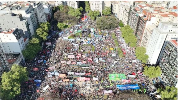 Masivo respaldo a las universidades en las calles, con un mensaje directo a Milei: “Promulge la ley”