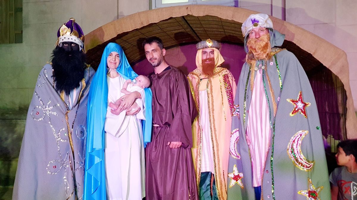 Los Reyes Magos recorrieron la ciudad repartiendo golosinas a los pequeños