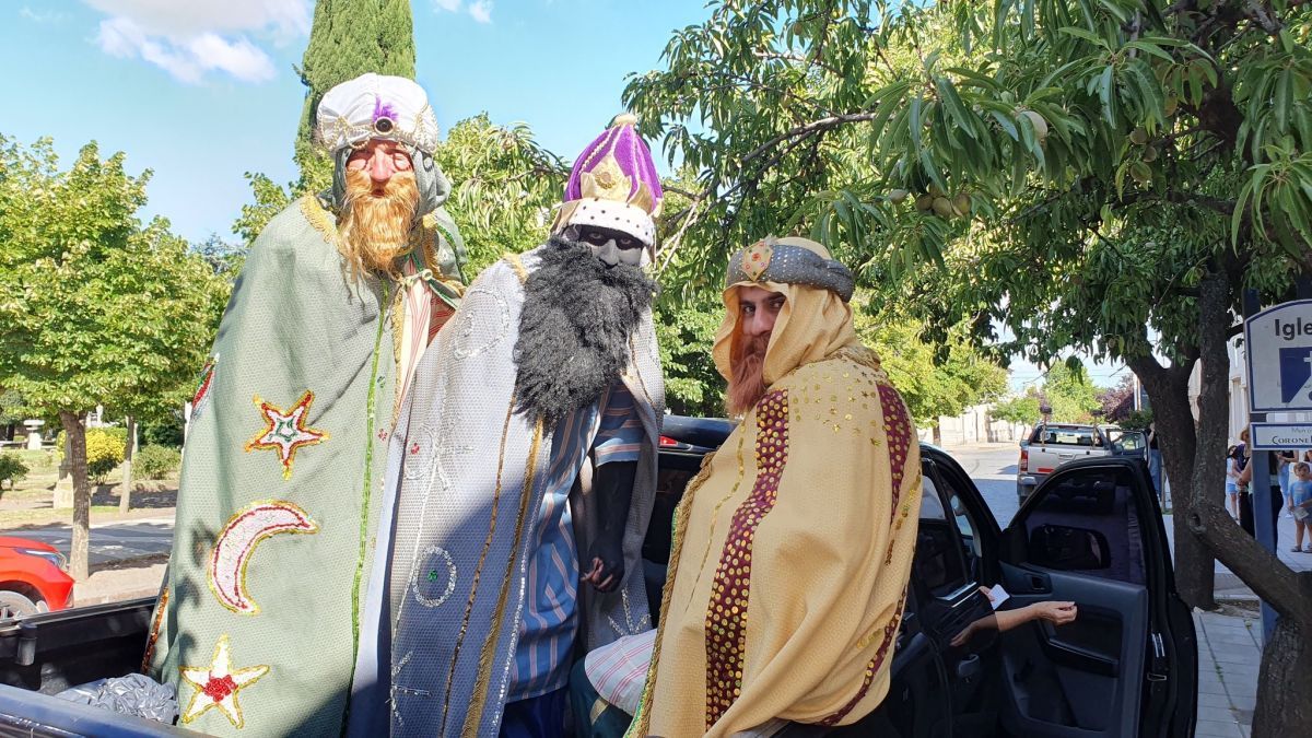 Los Reyes Magos recorrieron la ciudad repartiendo golosinas a los pequeños