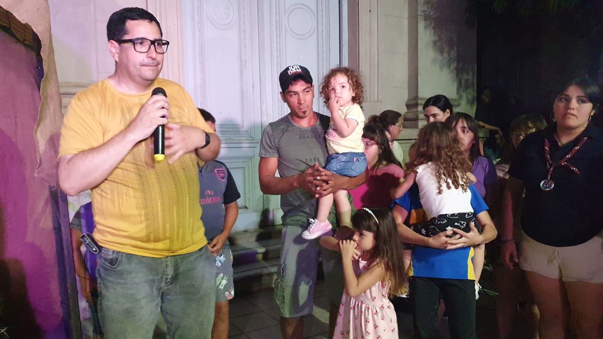 Los Reyes Magos recorrieron la ciudad repartiendo golosinas a los pequeños