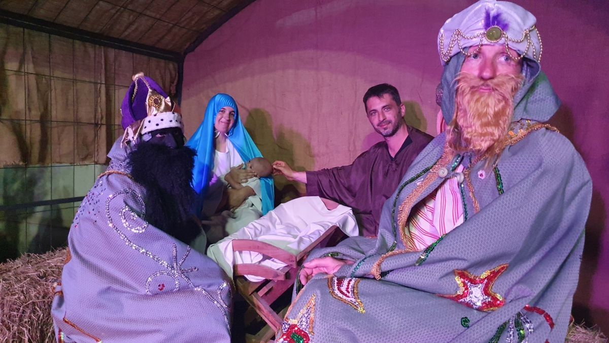 Los Reyes Magos recorrieron la ciudad repartiendo golosinas a los pequeños