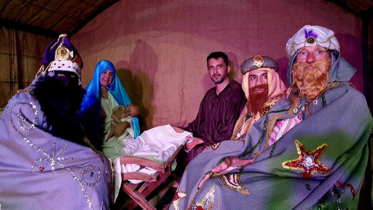 Los Reyes Magos recorrieron la ciudad repartiendo golosinas a los pequeños