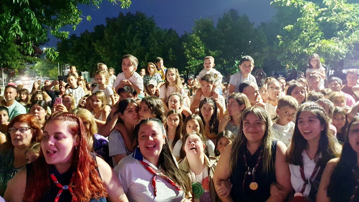 Los Reyes Magos recorrieron la ciudad repartiendo golosinas a los pequeños