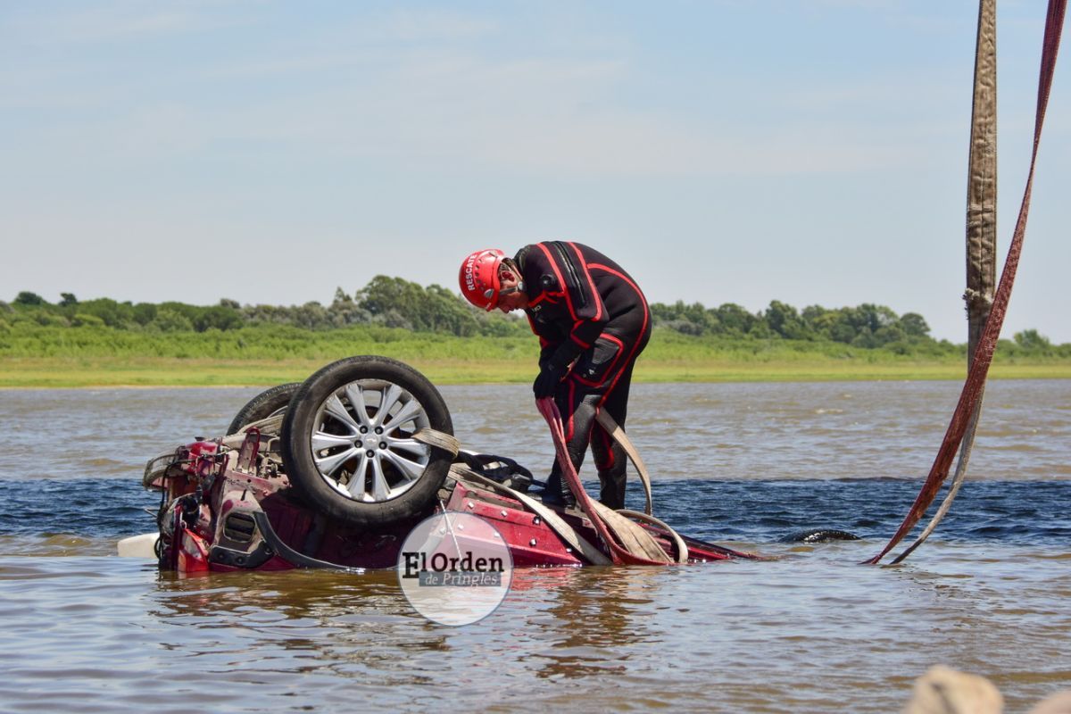 Sacaron el rodado que cayó en el dique sin rastros de ocupantes