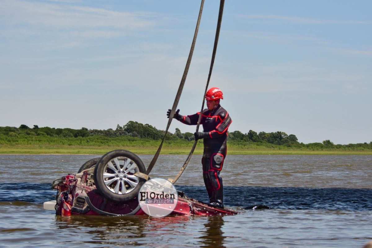 Sacaron el rodado que cayó en el dique sin rastros de ocupantes