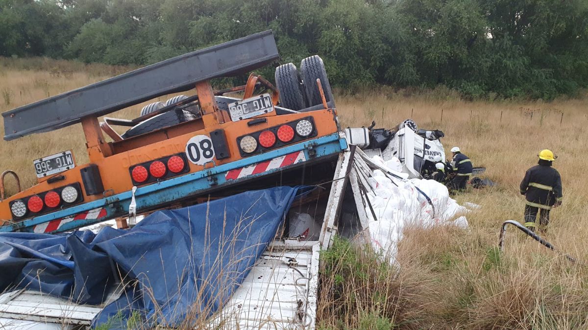 Un camionero pringlense murió tras un choque y vuelco en la Ruta 51