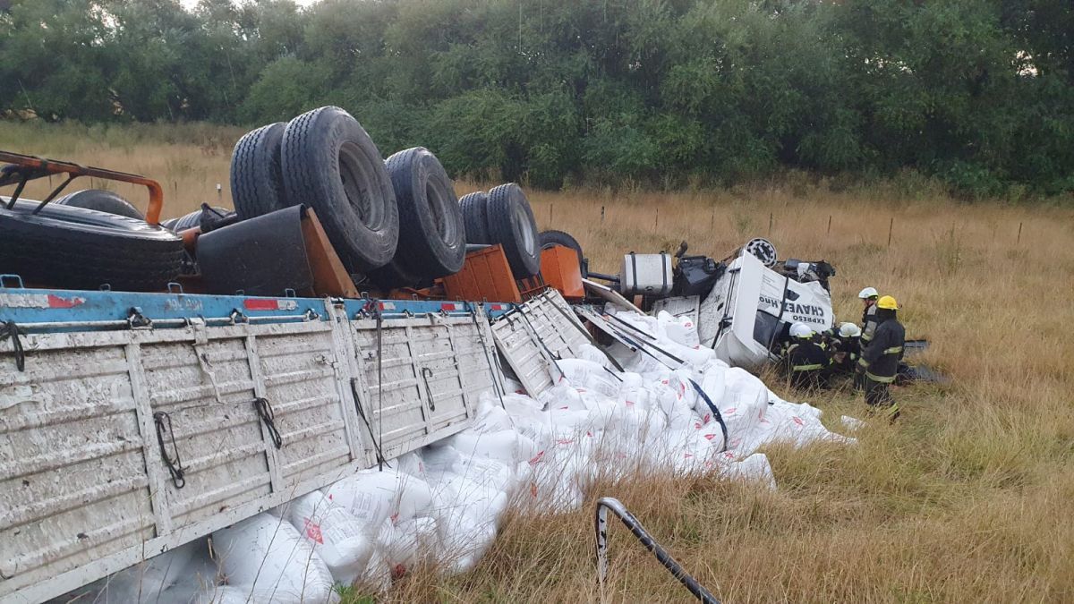 Un camionero pringlense murió tras un choque y vuelco en la Ruta 51