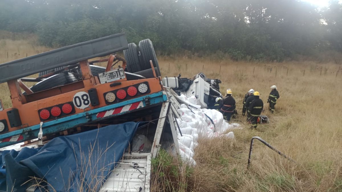 Un camionero pringlense murió tras un choque y vuelco en la Ruta 51
