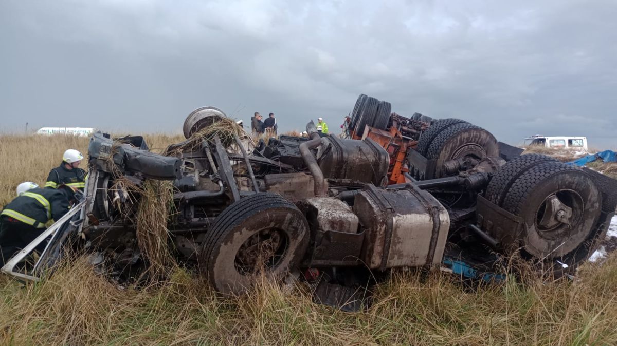 Un camionero pringlense murió tras un choque y vuelco en la Ruta 51