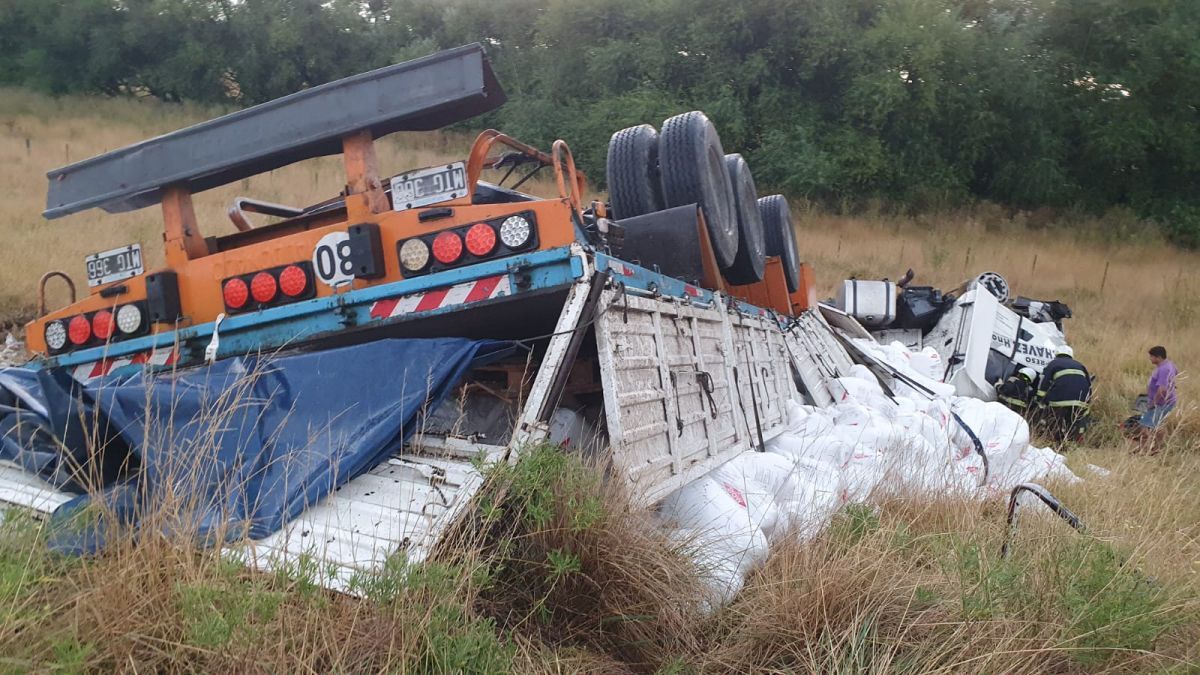 Un camionero pringlense murió tras un choque y vuelco en la Ruta 51