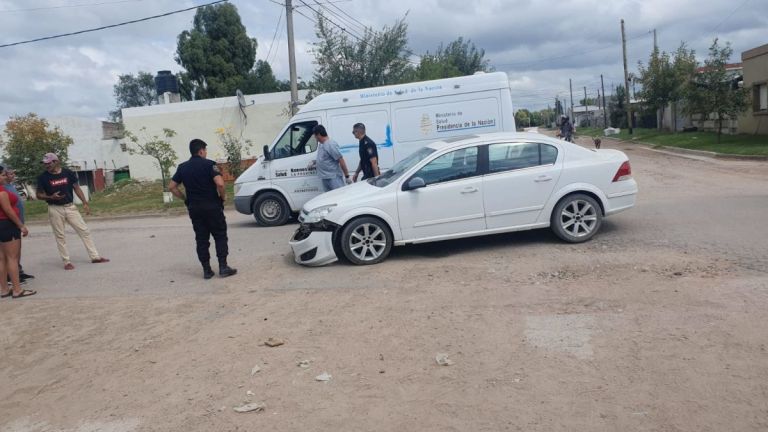 Una persona resultó herida tras un choque entre un auto y una moto | El ...