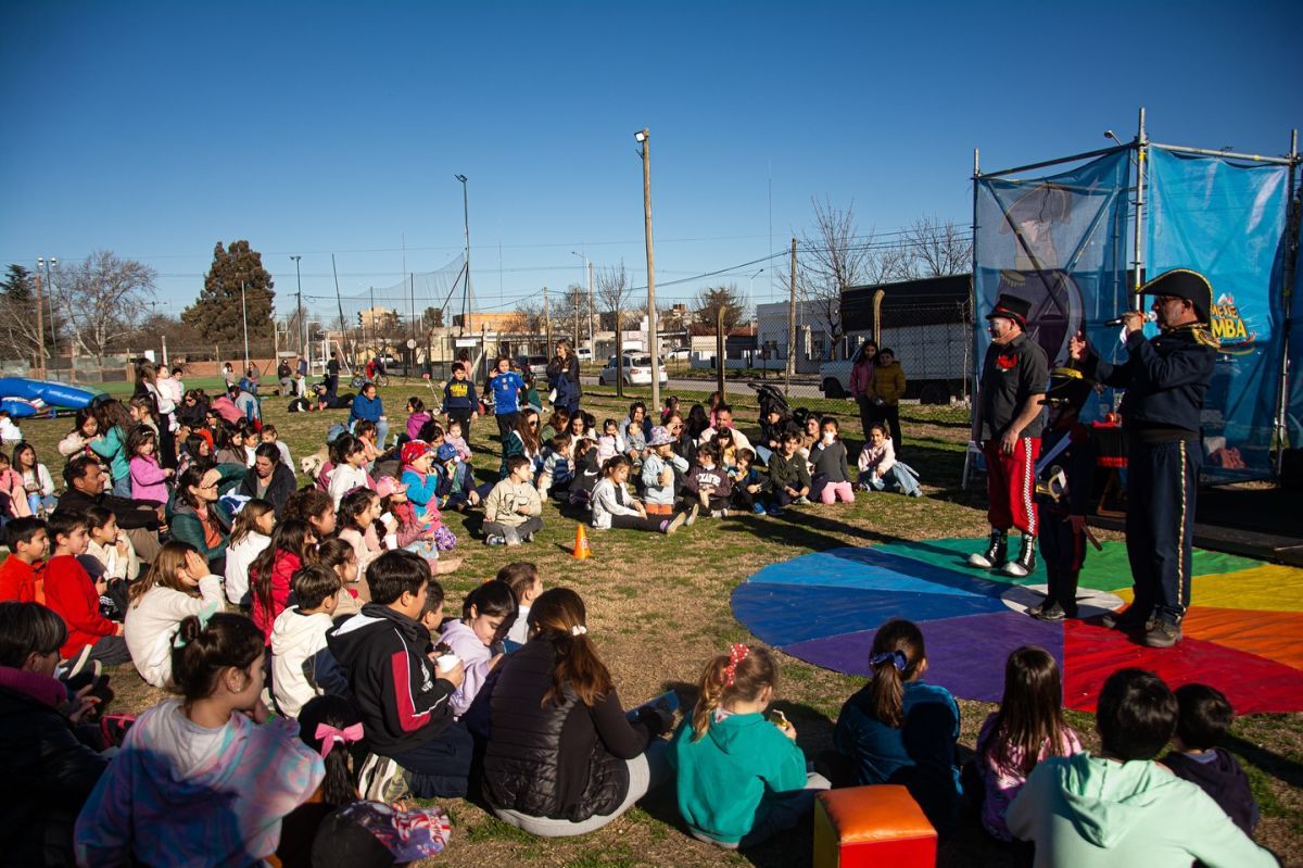 Zamba y sus amigos enseñaron historia en el Gimnasio de las Dos Avenidas