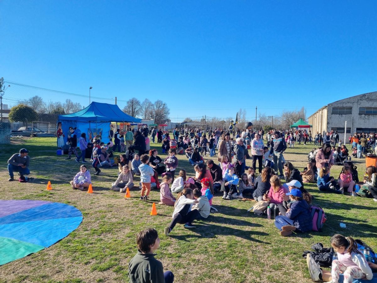 Zamba y sus amigos enseñaron historia en el Gimnasio de las Dos Avenidas