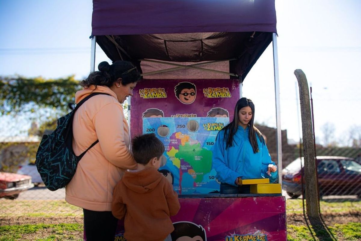 Zamba y sus amigos enseñaron historia en el Gimnasio de las Dos Avenidas
