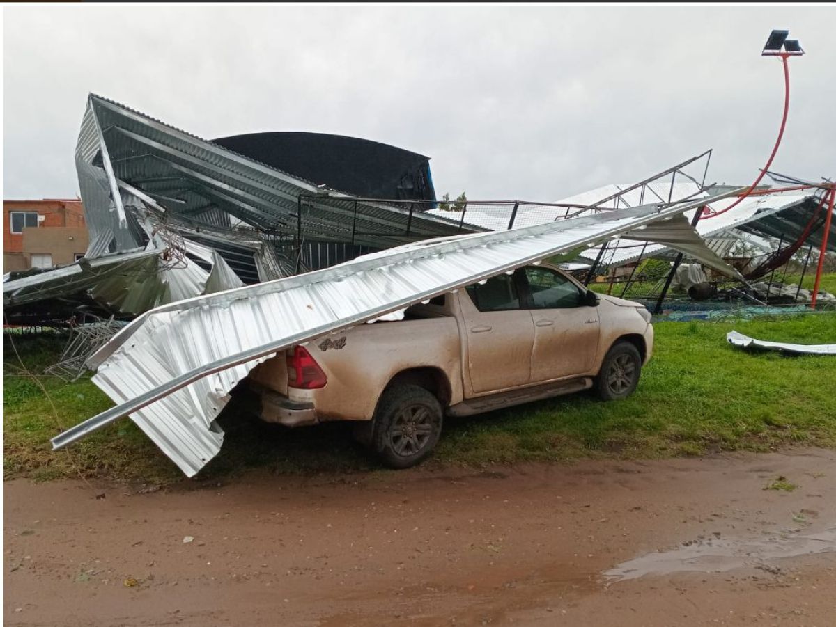 Urdampilleta: un violento temporal provocó voladura de techos, caídas de árboles y cortes de electricidad