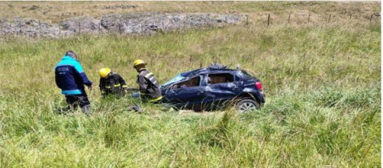 Violento vuelco en la Ruta 76 dejó un auto destruido y un conductor ...