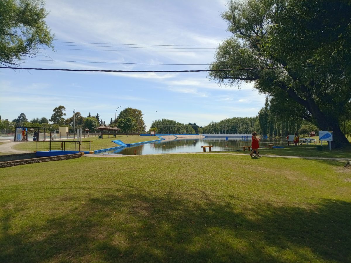 Emotivo inicio de temporada en el Balneario: Las piletas ya llevan el nombre del Profesor Raúl Baqueiro