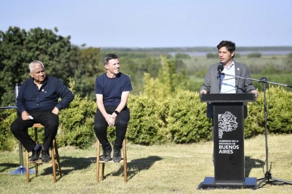 La Provincia perdió 550 mil turistas en dos años y Kicillof culpó a Milei