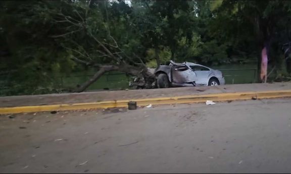 Patagones: un joven de 17 años murió al chocar contra una fila de árboles en la costanera