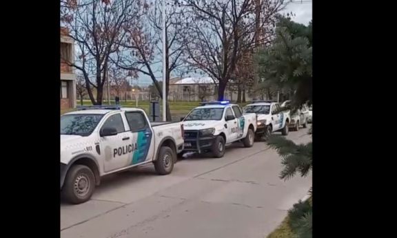 Fuerte presencia policial en las escuelas de Pringles y Suárez por las amenazas de tiroteo