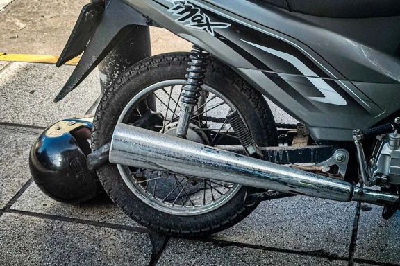 Sanciones más duras por ruidos molestos: las motos con el escape adulterado podrían ser compactadas