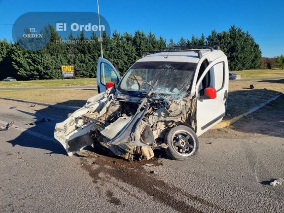 Fuerte choque en el cruce de Ruta 51 y Boulevard 40: un utilitario colisionó contra un camión