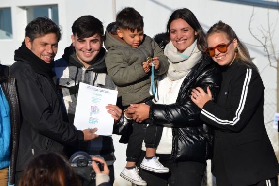 Kicillof entregó viviendas a familias de Tornquist