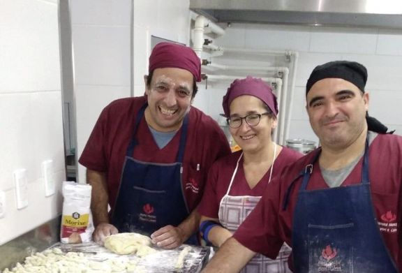 Rumbo a España: Carlos deja la cocina del Hospital 