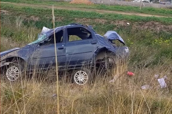 Tragedia en Bahía Blanca: un hombre falleció tras un violento vuelco y su hijo resultó herido
