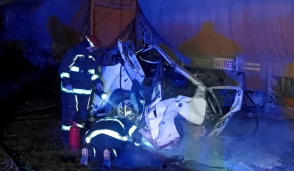 Milagro en Olavarría: Un tren embistió a un auto en el que viajaban tres mujeres y resultaron ilesas