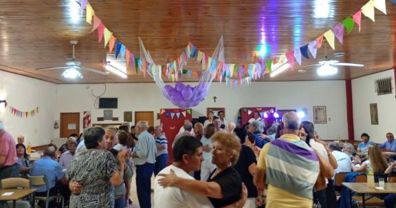 La Peña Amigos de la Tercera Edad prepara un baile familiar