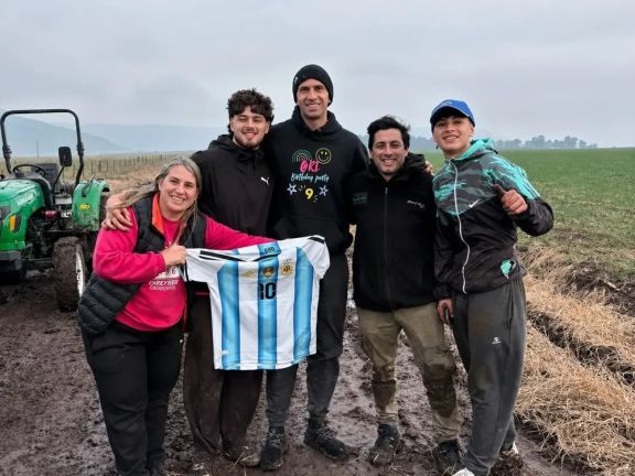 El Dibu Martínez quedó encajado  en el barro y un fanático fue su salvador