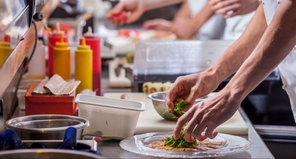 Cambian las condiciones para la venta de comidas en instituciones 