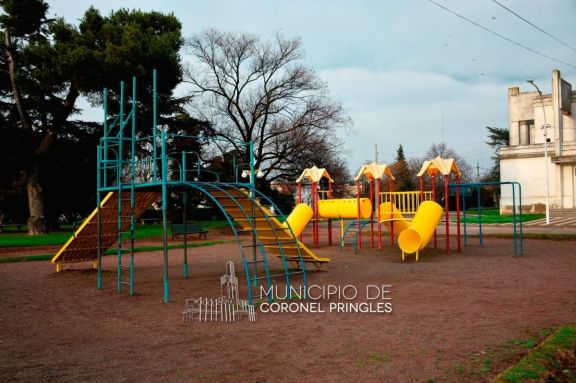 OBRAS: Comenzó la remodelación del sector de juegos en la Plaza Pringles