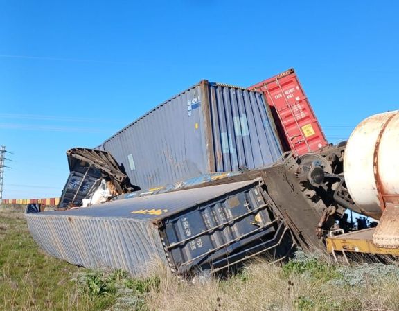 Grave accidente ferroviario: descarriló y volcó un tren de cargas de Ferrosur