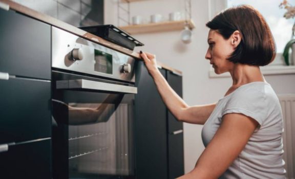 Guía práctica para renovar la cocina: qué tener en cuenta al elegir el equipamiento para el hogar