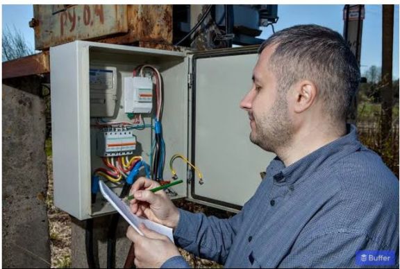 Medidor de luz domiciliario y boleta del servicio eléctrico en la provincia de Buenos Aires.