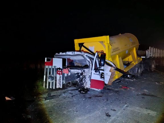 Grave accidente sobre la Ruta 51: chocaron dos camiones y una tolva aplastó la cabina