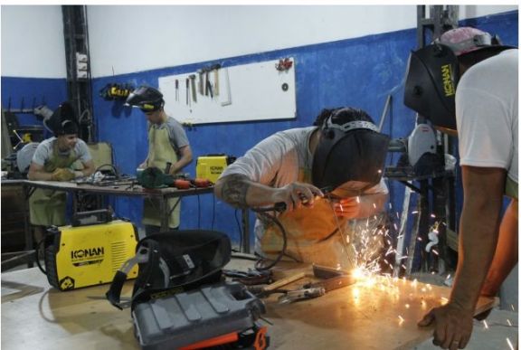 Estudiantes secundarios podrán formarse en oficios y sumar certificaciones antes de egresar